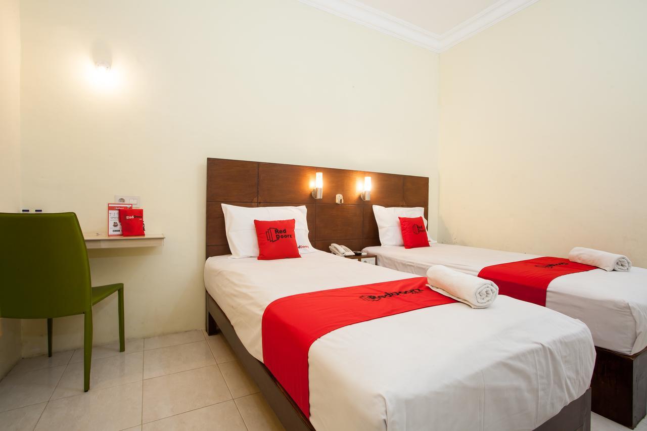 Reddoorz Near Marvel City Mall Wonocolo Exterior photo